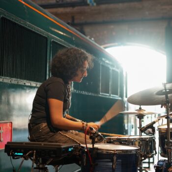 Diya Tailor performing.